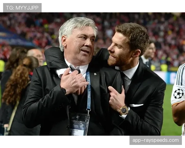 镜头聚焦：比赛结束后，安切洛蒂与哈维在场边长时间交谈