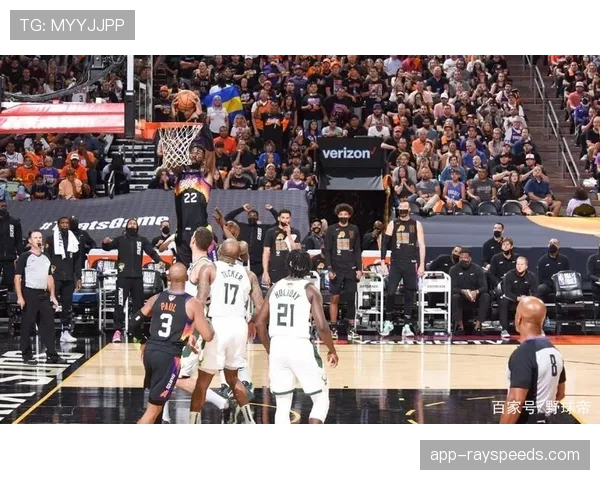 特写：水星后卫苏-伯德在生涯最后一个赛季，于凤凰城主场上演背后传球助攻